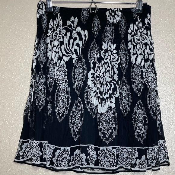 White House Black Market Black And Cream Floral Skirt XS - Picture 2 of 7